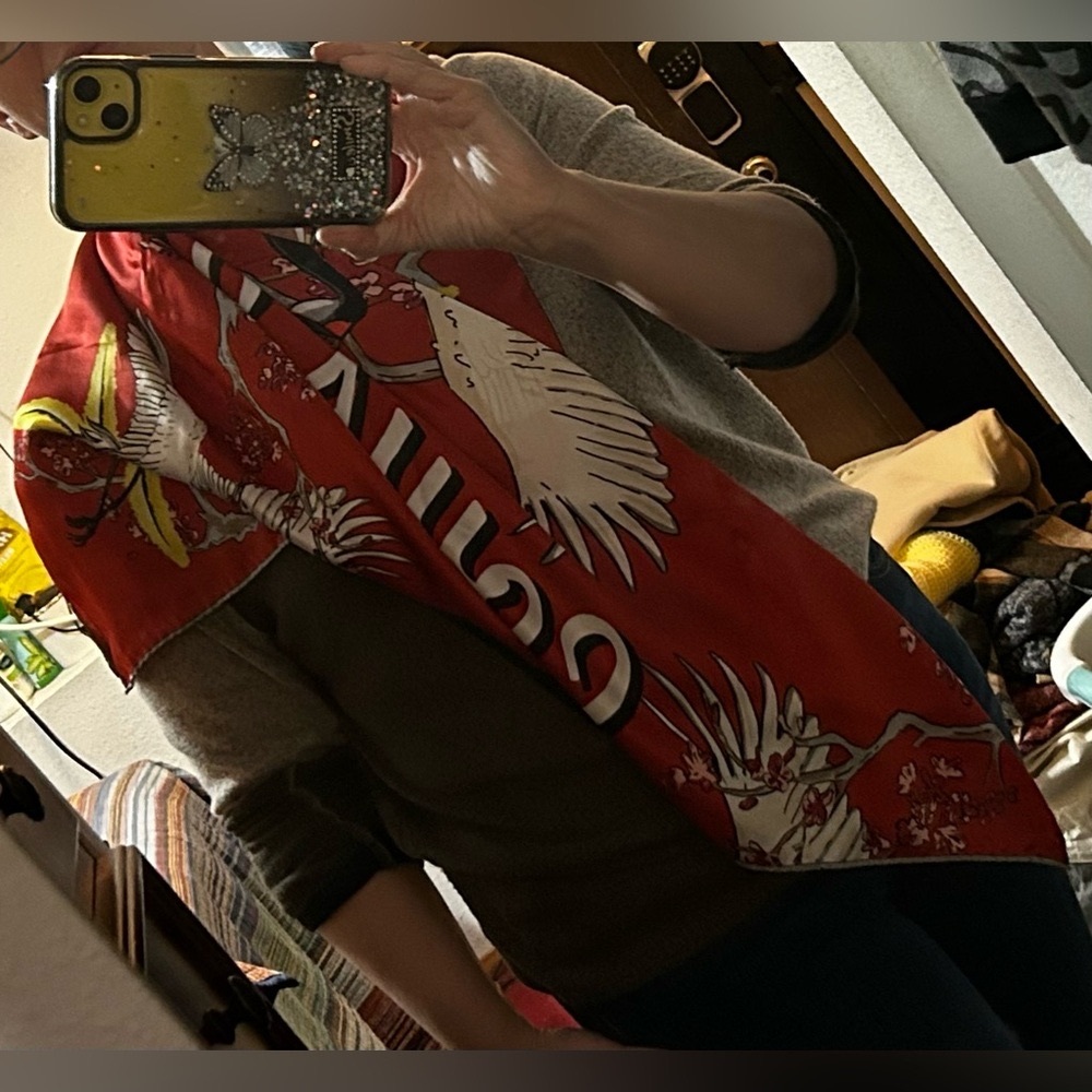 COPY - Authentic Louis Vuitton silk scarf. Absolutely gorgeous. - Picture 16 of 16
